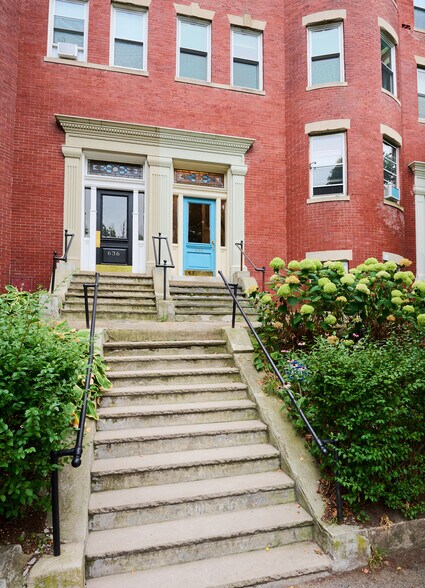 Street Entry - 638 Washington St