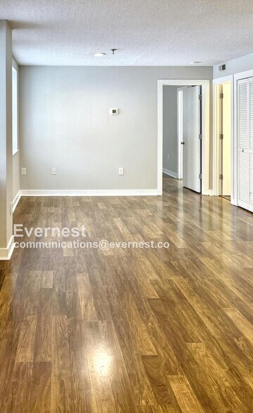 Building Photo - 315 N Spruce St