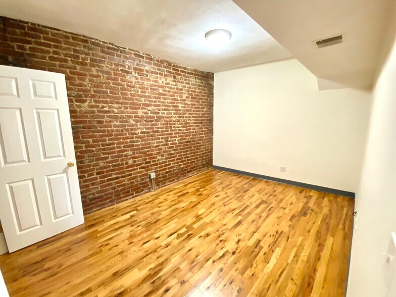 Primary Photo - 840 Huntington Ave