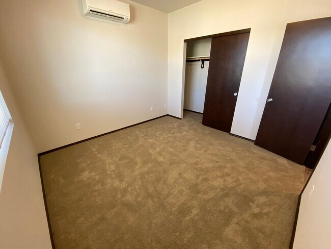 Building Photo - Newer, Spacious 5 Bedroom 3 Bed House!