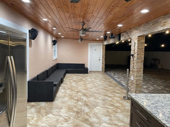 Building Photo - 584 Vossler Ave