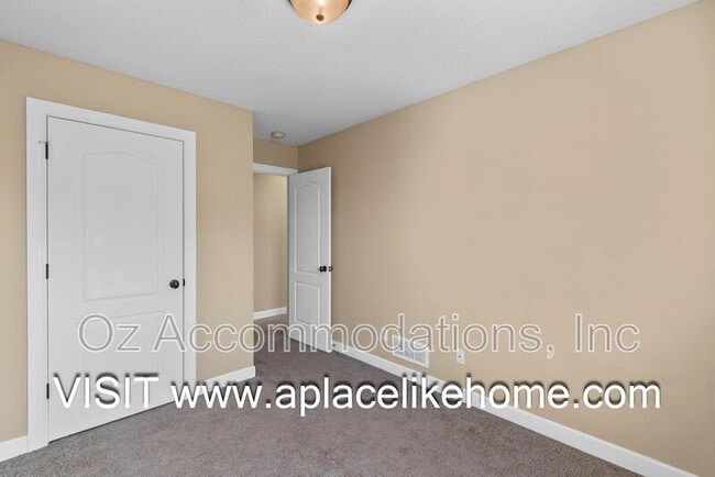 Building Photo - 807 SW Imperial Ln