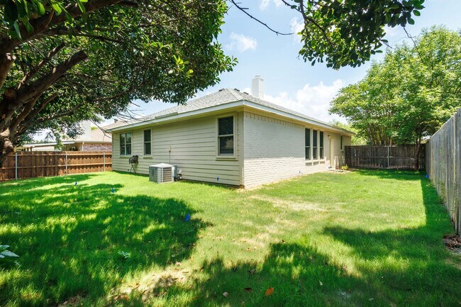 Building Photo - 3948 Overlake Dr