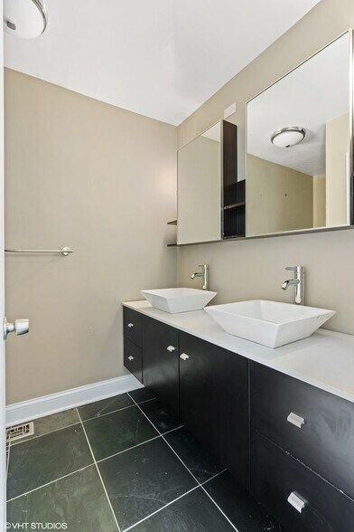 Building Photo - 1340 N La Salle Dr