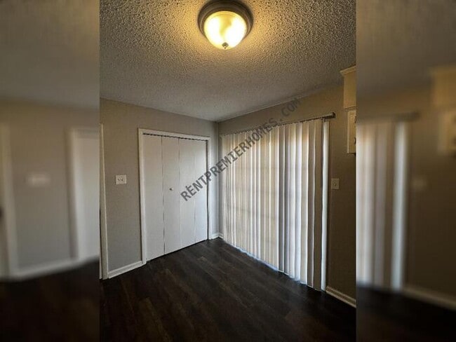 Building Photo - 16 Oakview Dr