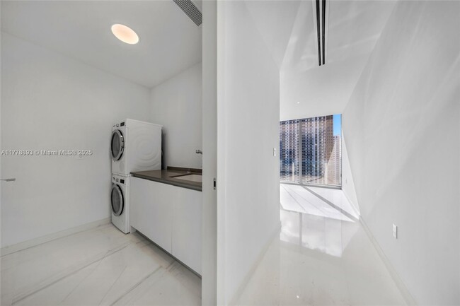 Building Photo - 300 Biscayne Blvd Way