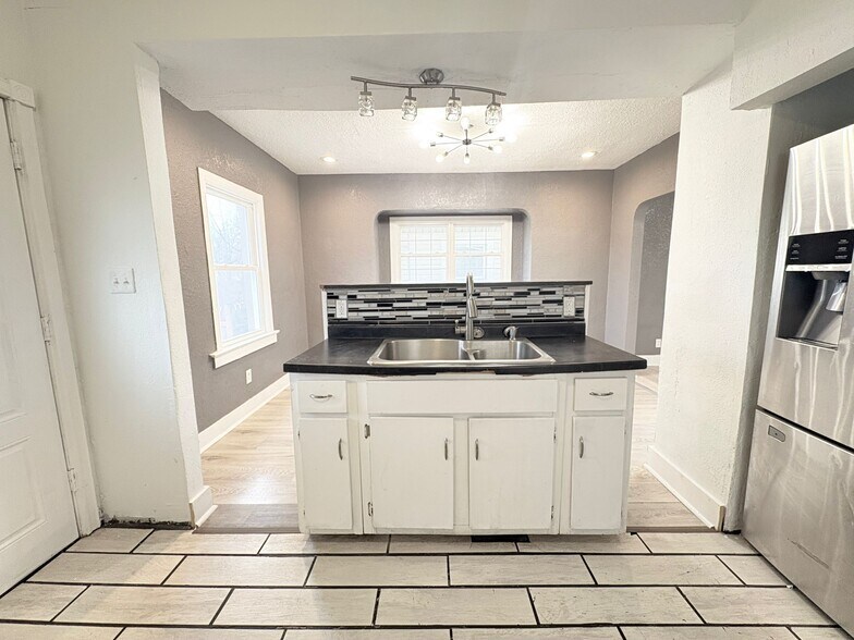 Building Photo - 932 Waverly Ave