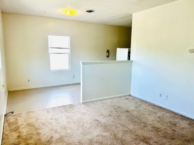 Building Photo - 301 E Grandview Dr