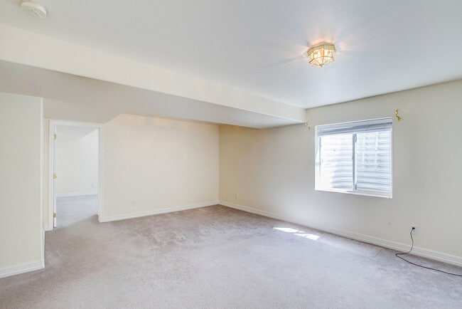 Building Photo - Impeccable 5 Bedroom Home with Mountain Views