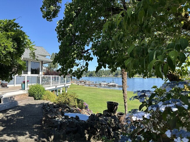 Building Photo - Lakefront Living at Its Best!