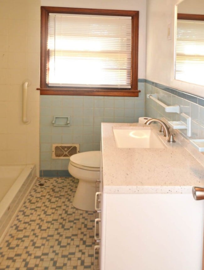 Building Photo - 3 BR Home in Madison Heights Available Imm...