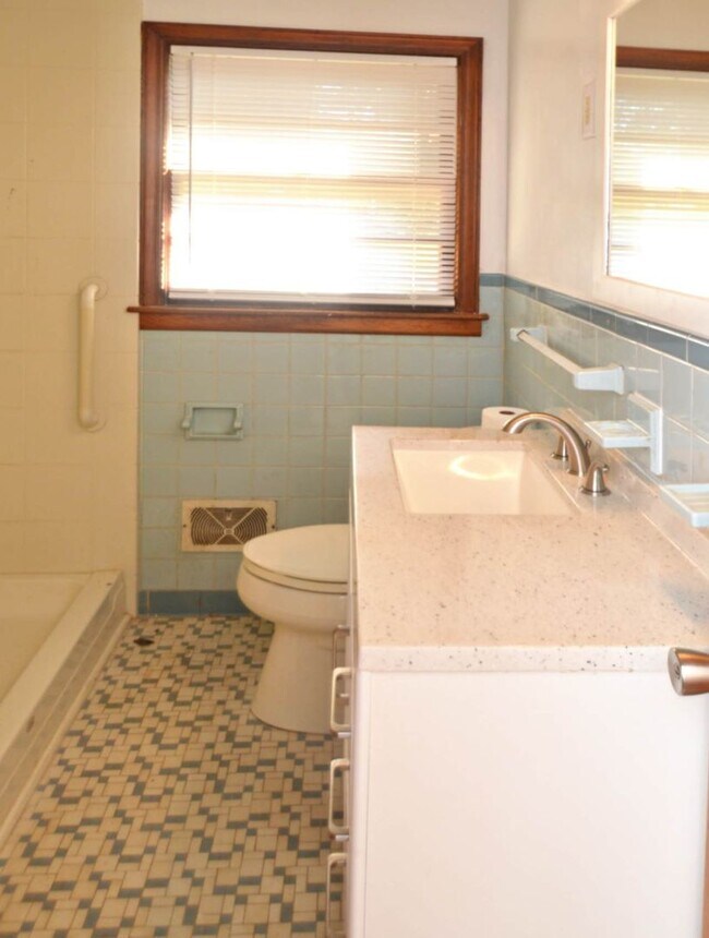 Building Photo - 3 BR Home in Madison Heights Available Immediately