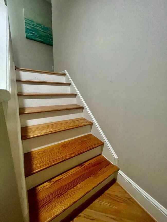 Building Photo - Welcome to this stunning 3-bedroom, 2-bath...