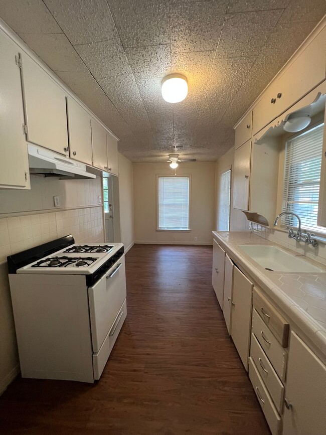 Building Photo - 2 Bed 1 Bath - CLOSE TO DENTON SQUARE