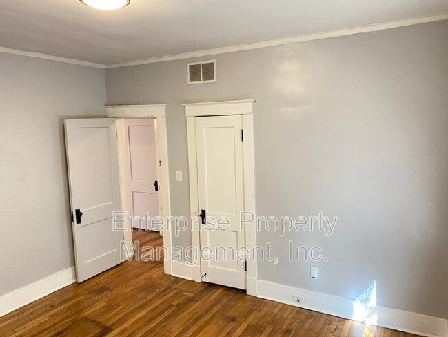 Building Photo - 414 N Willett St
