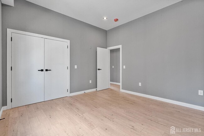 Building Photo - 150 Easton Ave