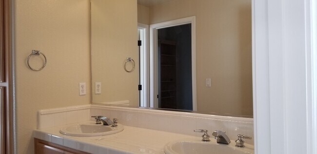 Building Photo - Beautiful spacious 4 Bedroom, 3 Bath home ...