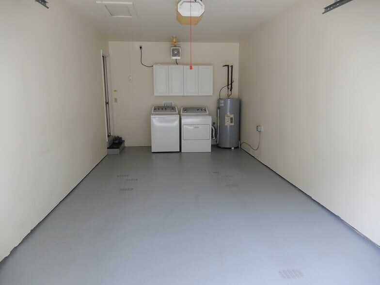 Garage & Laundry - 117 S Kistler St