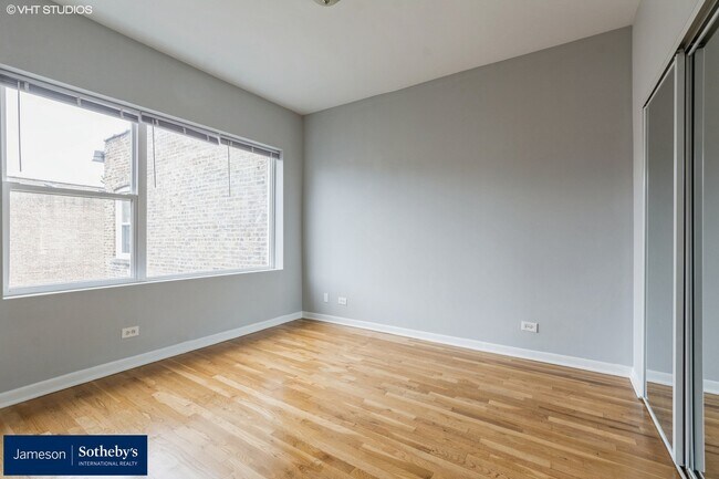 Building Photo - 3818 W Ainslie St
