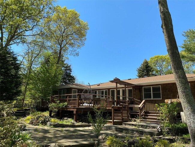 Building Photo - 250 Pine Tree Ct