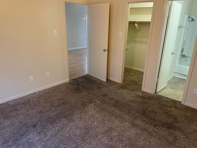 Building Photo - AUGUST PRE-LEASE!  Great 3 bedroom 2 Bathroom Duplex with Small Yard