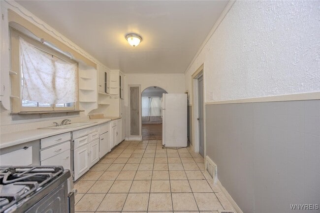 Building Photo - 68 Sirret St