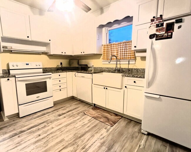 Building Photo - 10 N Acres Dr