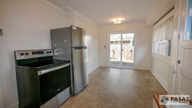 Building Photo - Historical 1 bedroom Cottage with yard!