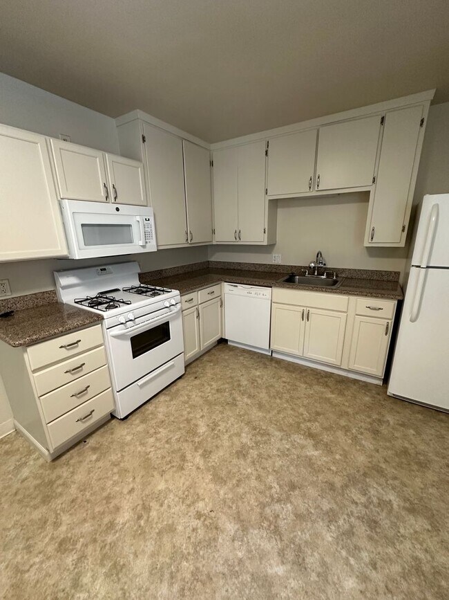 Building Photo - 2 bed/1 bath with garage