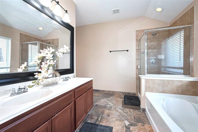 Building Photo - 2819 Lakecrest Way Dr