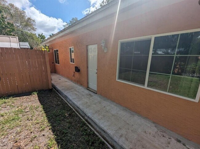 Building Photo - 1602 Amberlea Dr S