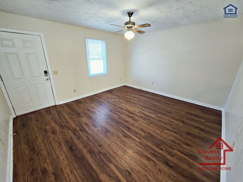 Building Photo - 210 Holly Berry Ln