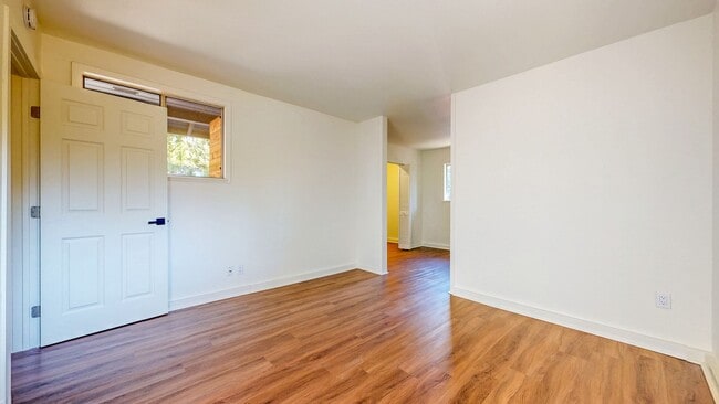 Building Photo - Cozy and Spacious 1 Bedroom 1 Bathroom Cottage! Landscaping and Garbage Included!