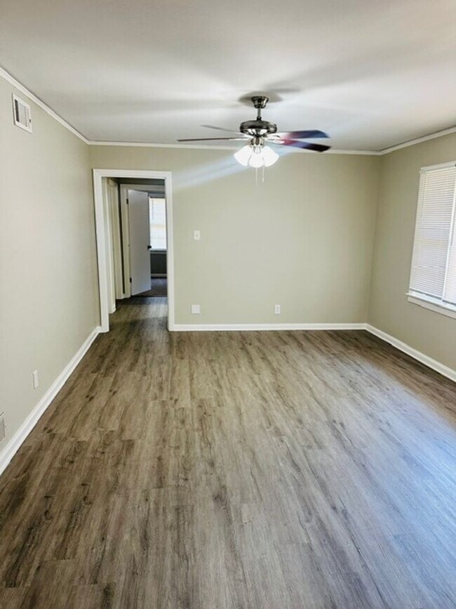 Building Photo - ** 5 Bed 2 Bath located in County Downs** ...