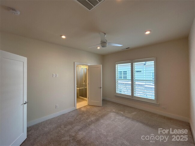Building Photo - 15033 New Amsterdam Ln