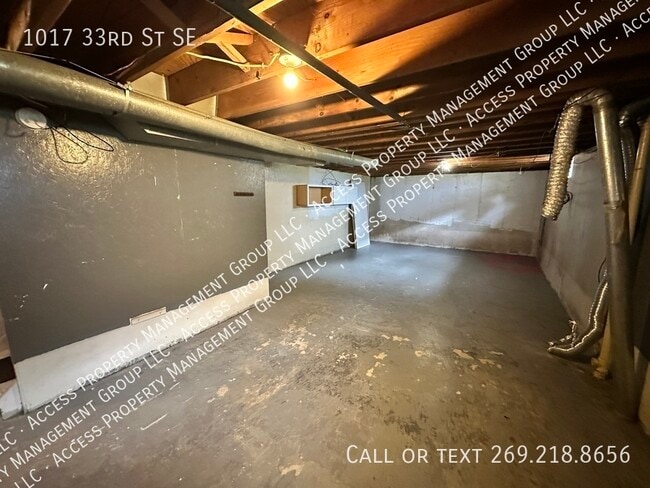 Building Photo - 1017 33rd St SE