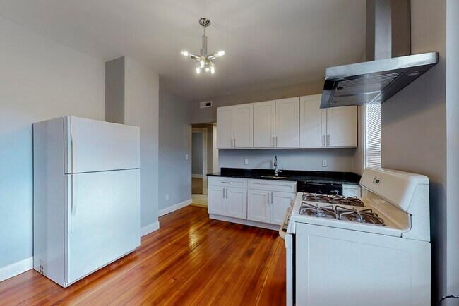 Primary Photo - 166 Sydney St