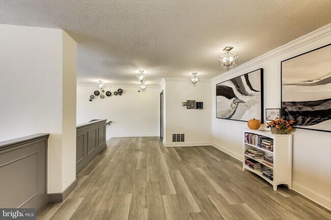 Building Photo - 4 Monroe St