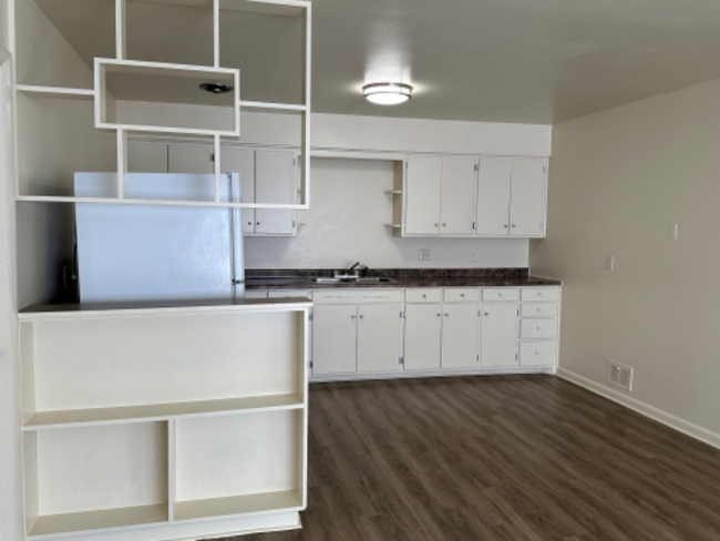 Building Photo - 2106 Lake Point Dr