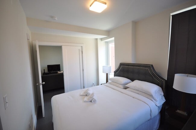 Building Photo - Renovated 2 bed in the South End...