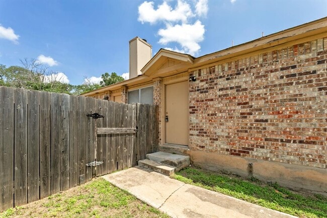 Building Photo - 6002 Parkwood Dr