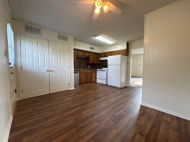 Building Photo - Spacious & Updated Duplex in a Convenient Lebanon Location!