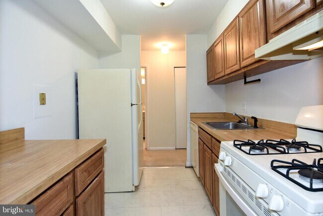 Building Photo - 3302 Woodburn Village Dr