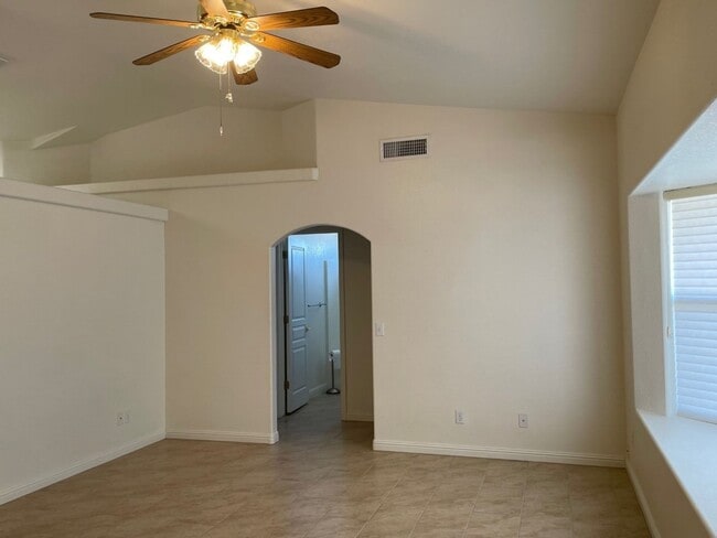 Building Photo - Move in ready, Call for a showing.