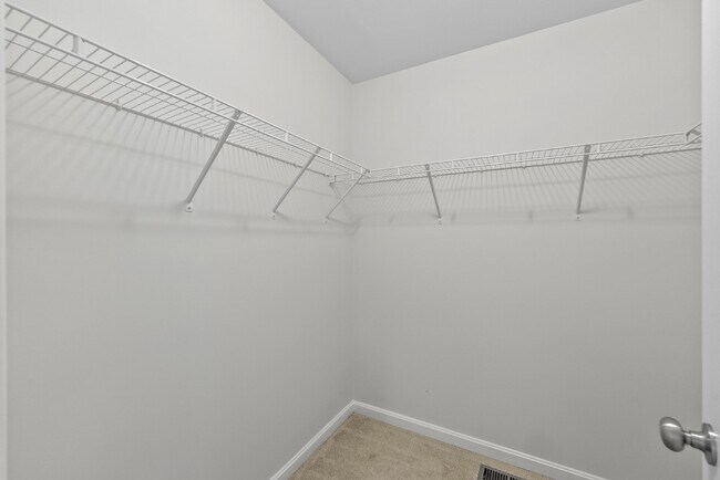 Building Photo - Embrace Elegant Living in Gainesville!