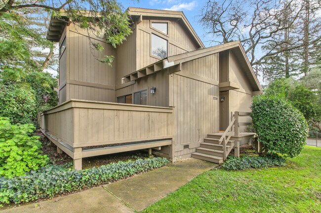 Building Photo - 2220 Boyer Dr