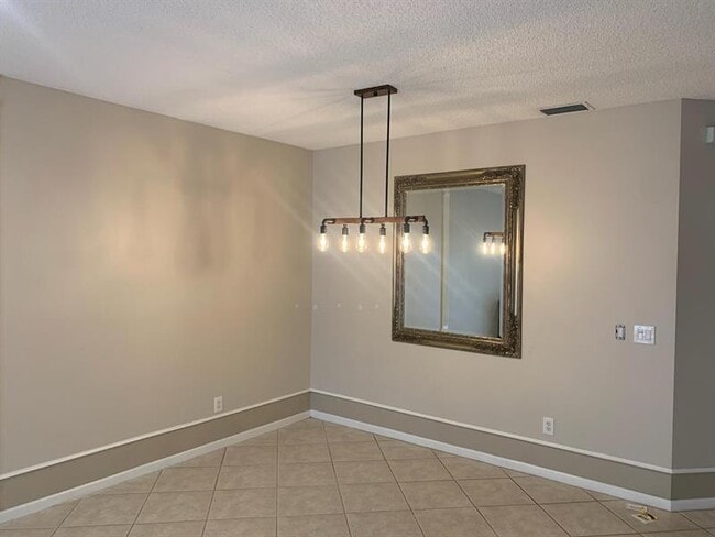 Building Photo - 4740 SW 12th Pl