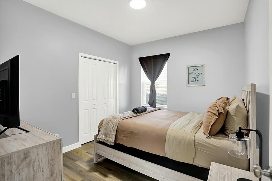 Building Photo - 1137 W 21st St