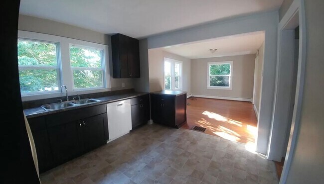 Building Photo - 3 bedroom 2 bath prime location!