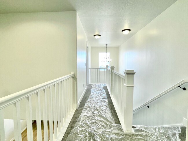 Building Photo - Beautiful Poolside Townhome at Mountain Ridge!